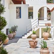 Stafylos Suites & Boutique hotel